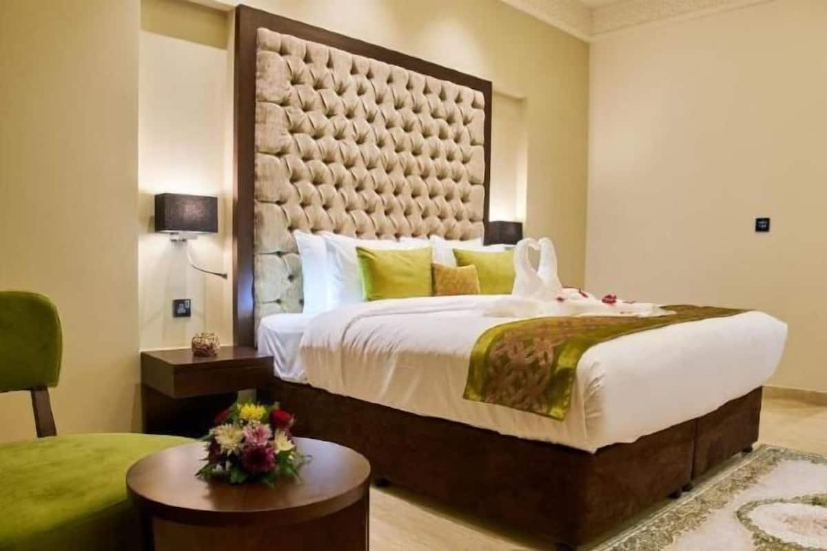 1 habitación, minibar, escritorio y tabla de planchar con plancha