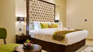 Minibar, skrivebord, strykejern/-brett og barnesenger (inkludert)