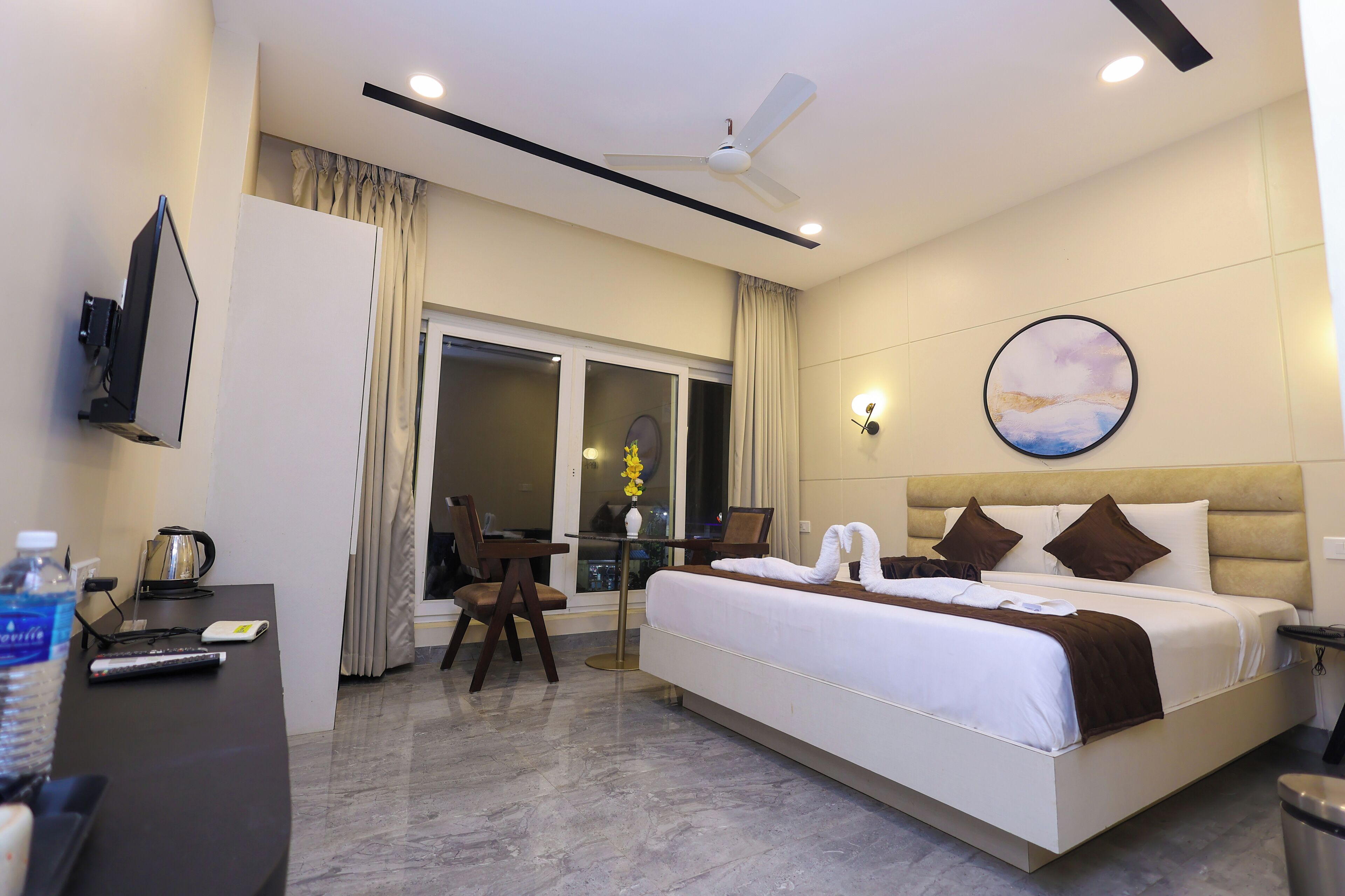 Habitación urbana | Sábanas de algodón egipcio, ropa de cama de alta calidad y escritorio 