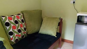 舒適獨棟房屋 | 起居區 | 14-吋智慧型電視、數位頻道、電視