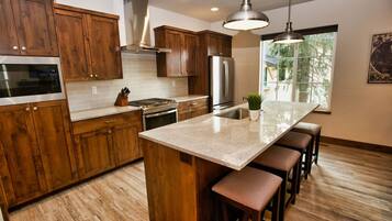 Townhome, 3 Bedrooms | Dapur peribadi | Alat memasak/pinggan mangkuk/perkakas dapur