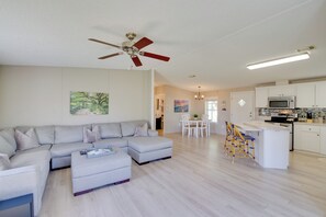 TV - Sebastien Cottage w/ Screened Porch, 5 Mi to Beach (Sebastian)