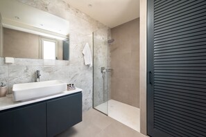 Douche, sèche-cheveux, serviettes fournies