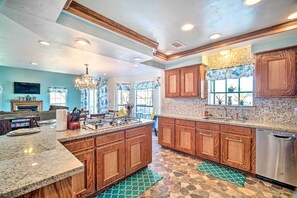Cookware/dishes/utensils, paper towels