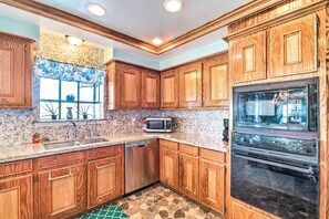 Cookware/dishes/utensils, paper towels