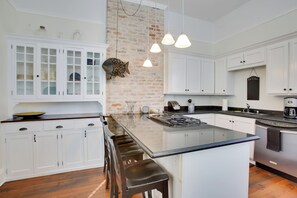 Réfrigérateur, micro-ondes, plaque de cuisson, lave-vaisselle