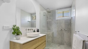 Dusche, Haartrockner, Handtücher