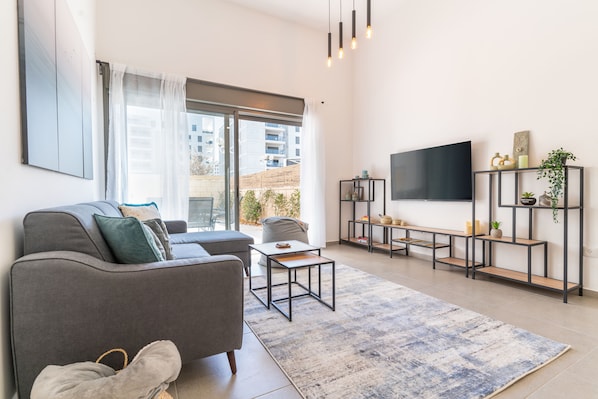 Apartment | Wohnbereich | 26-Zoll-Flachbildfernseher mit Kabelempfang, Fernseher