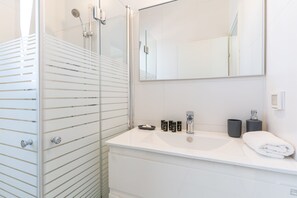 Apartment | Badezimmer | Dusche, Handtücher, Shampoo