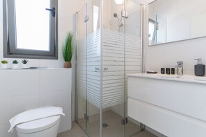 Căn hộ | Phòng tắm | Buồng tắm vòi sen, khăn tắm, dầu gội 