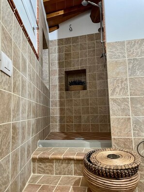 Dusche, Haartrockner, Bidet, Handtücher