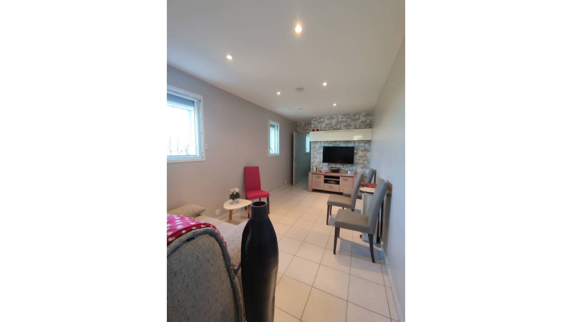 F2 accommodation with private garden and swimming pool