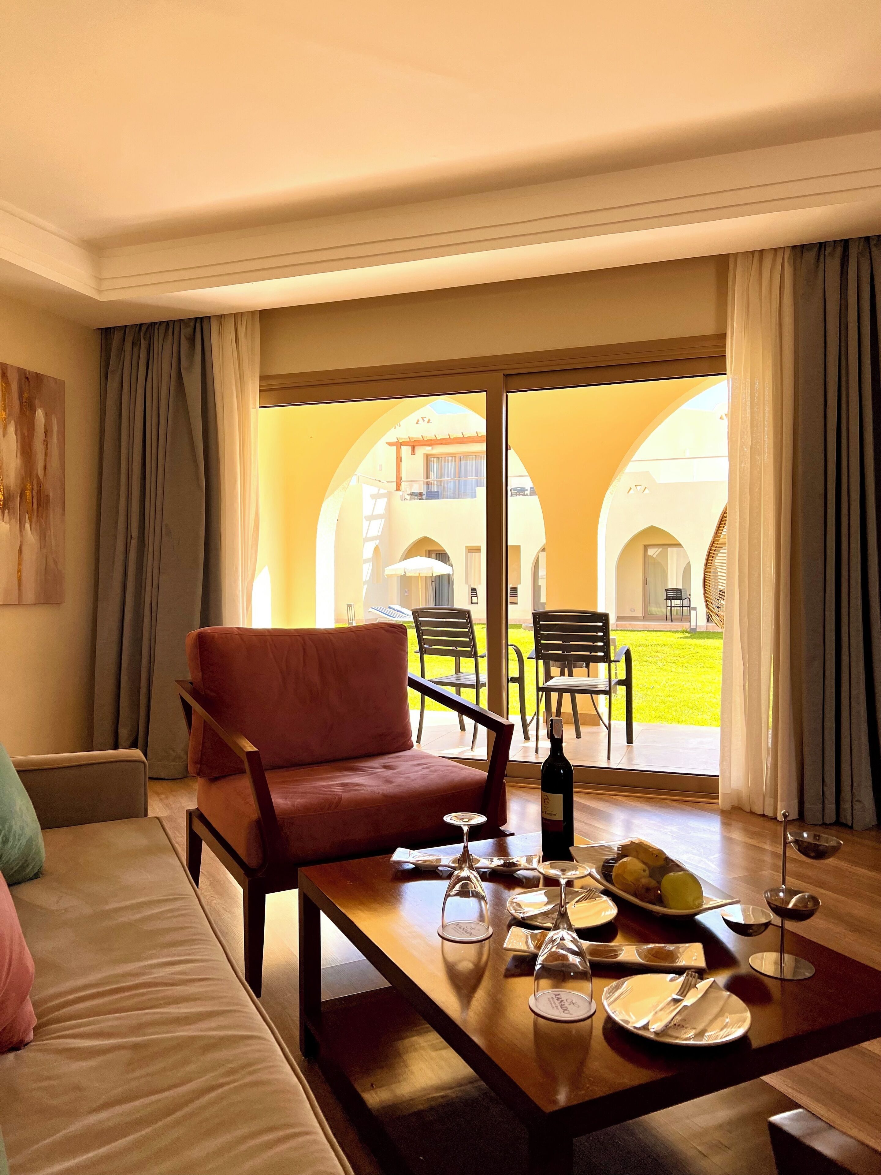 Een gratis minibar, een bureau, gratis babybedden, gratis extra bedden