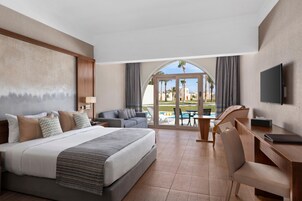 Minibar con artículos gratuitos, escritorio y cunas gratuitas 