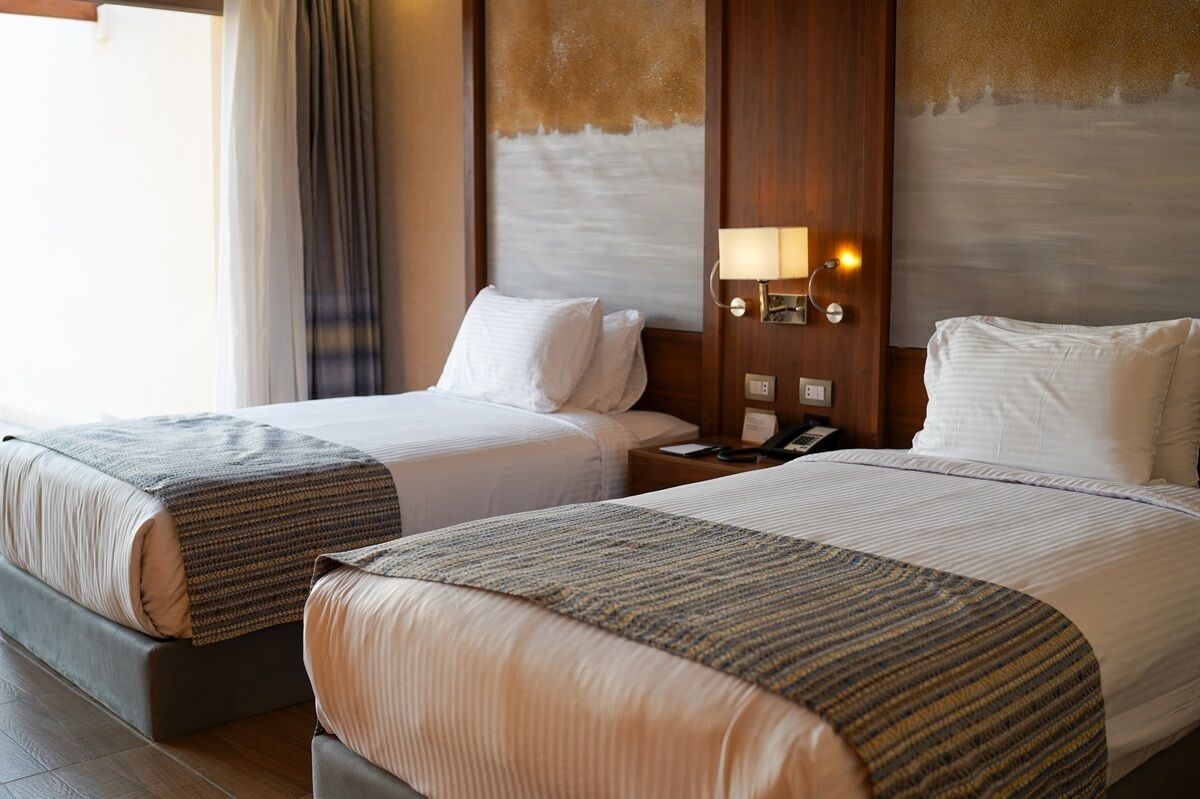 Een gratis minibar, een bureau, gratis babybedden, gratis extra bedden