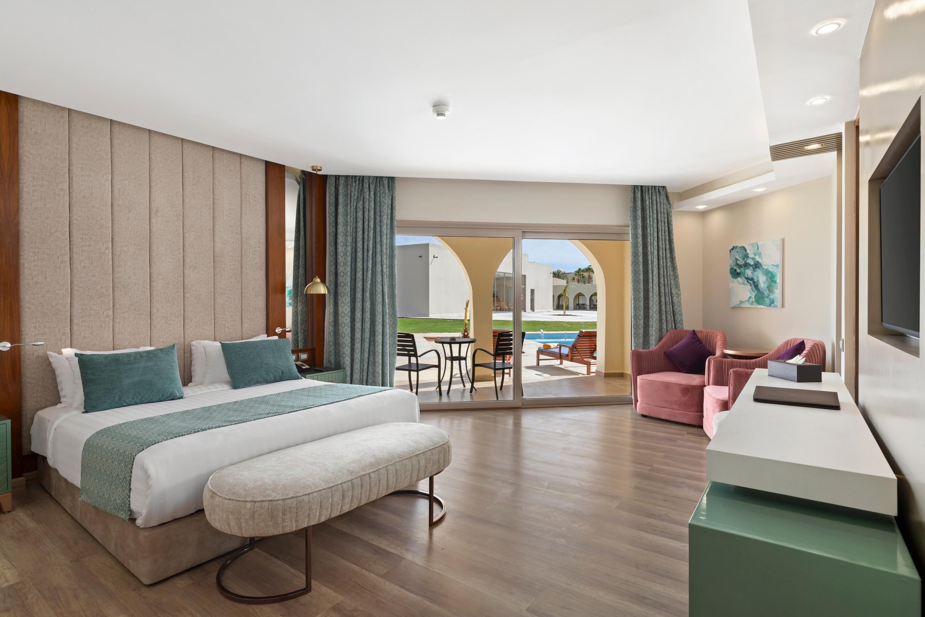 Minibar con artículos gratuitos, escritorio y cunas gratuitas 