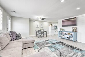 TV - 2 Mi to Dtwn Gilbert! Snowbird Escape w/ Pool (Gilbert)