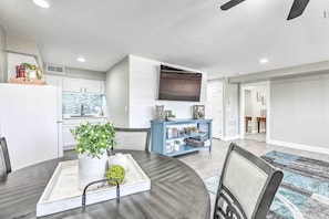 Dining - 2 Mi to Dtwn Gilbert! Snowbird Escape w/ Pool (Gilbert)