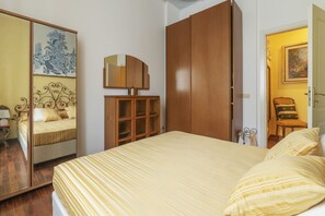 1 habitación, tabla de planchar con plancha y wifi