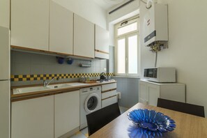 Réfrigérateur, four à micro-ondes, surface de cuisson, grille-pain