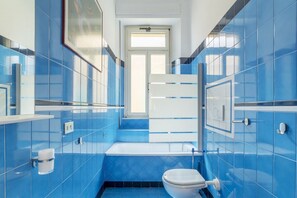 Ensemble douche/baignoire, sĂšche-cheveux, bidet