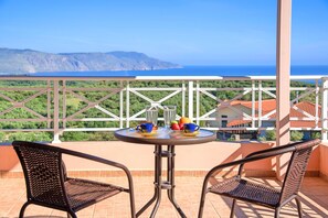 Outdoor dining - 6 bedroom villa in kournas (Kournas)