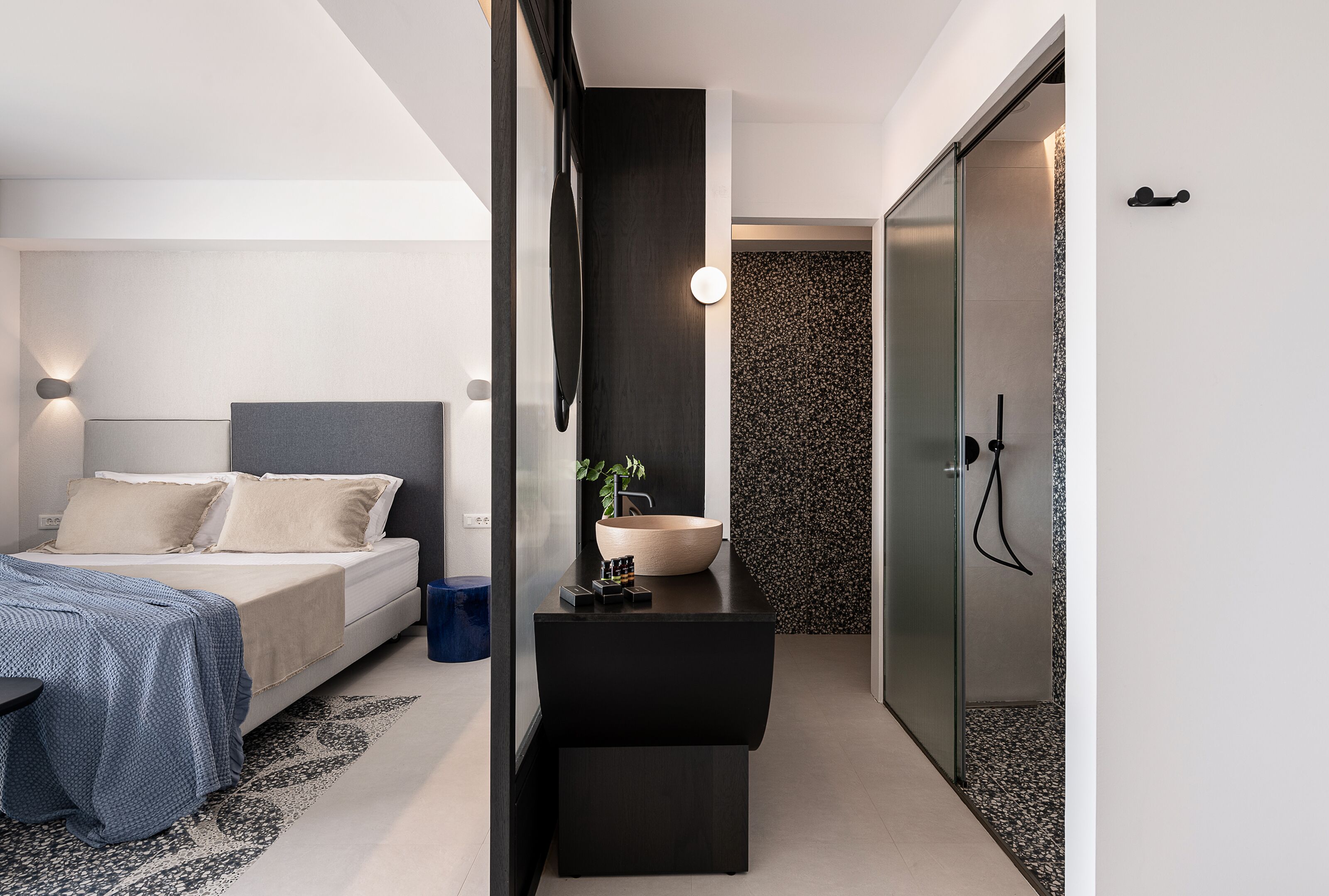 Studio Suite Mewah, pemandangan laut | Kamar mandi | Shower, pancuran hujan, pengering rambut, dan jubah mandi