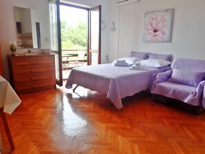 1 bedroom, free WiFi, bed sheets - Charming studio for 2 people in a quiet area (Starigrad)
