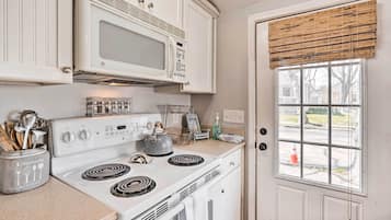 Coffee/tea maker, fridge, microwave, stovetop