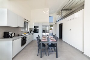 Kjøleskap, kaffetrakter/tekoker, kjøkkenutstyr og spisebord