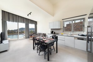 Refrigerador, cafetera y tetera, utensilios de cocina y comedor 