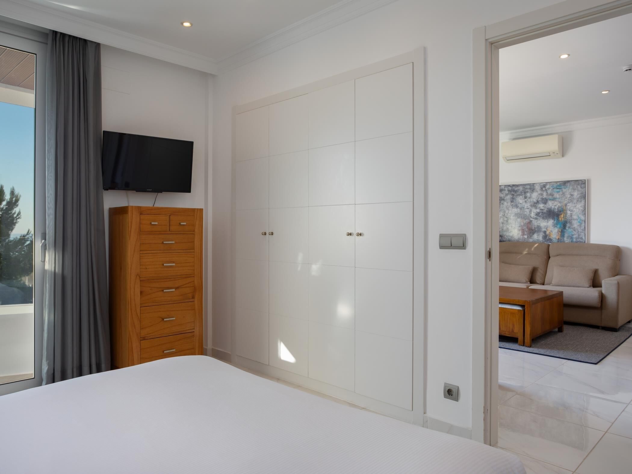 1 bedroom, iron/ironing board, free internet, bed sheets