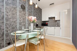 冷蔵庫、電子レンジ、コンロ、食器洗い機