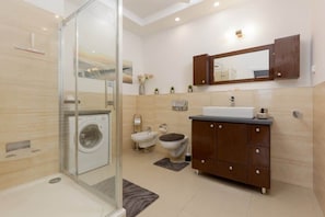 Dusche, Haartrockner, Handtücher, Shampoo