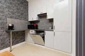 冷蔵庫、電子レンジ、コンロ、食器洗い機