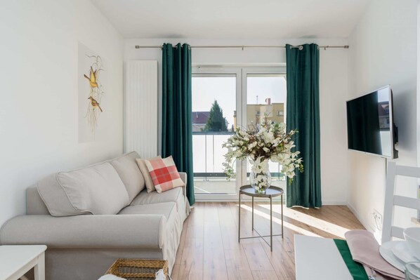 TV, offices - Rejtan's Residence | Poznań | Apartment with balcony | Parking space in the garage (Poznan)