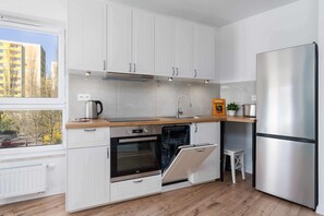 Fridge, oven, stovetop, dishwasher