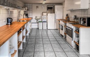 Réfrigérateur, four à micro-ondes, surface de cuisson, lave-vaisselle