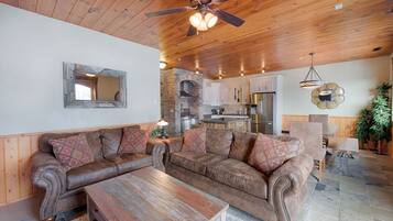 Condo, 3 Bedrooms | Ruang tamu