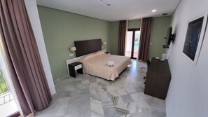 Minibar, individually decorated, individually furnished, desk - Hotel La Parra (Jerez de la Frontera)