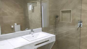 Habitación cuádruple familiar | Baño | Ducha y cabezal de ducha tipo lluvia