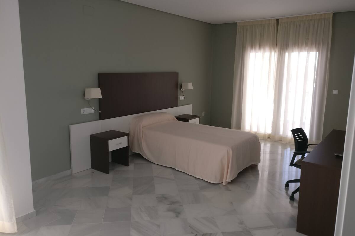 basic double room single use | minibar, individually decorated, individually furnished, desk