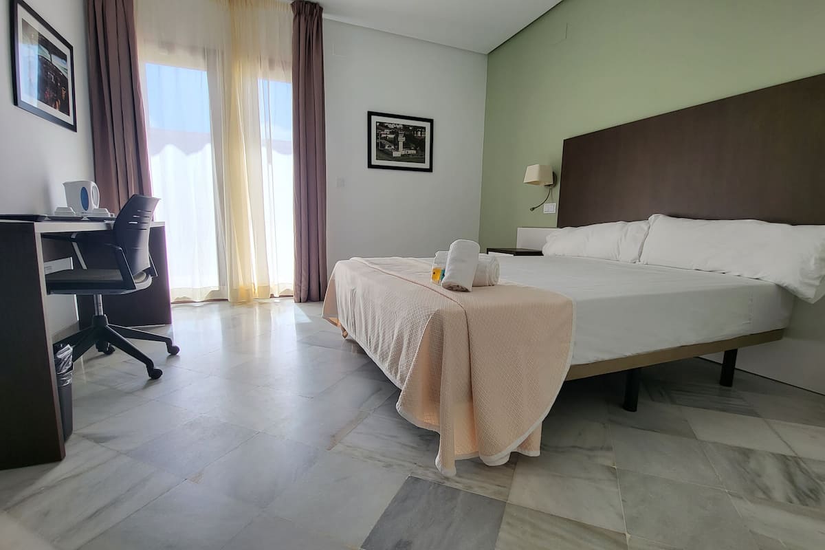 basic double or twin room | minibar, individually decorated, individually furnished, desk