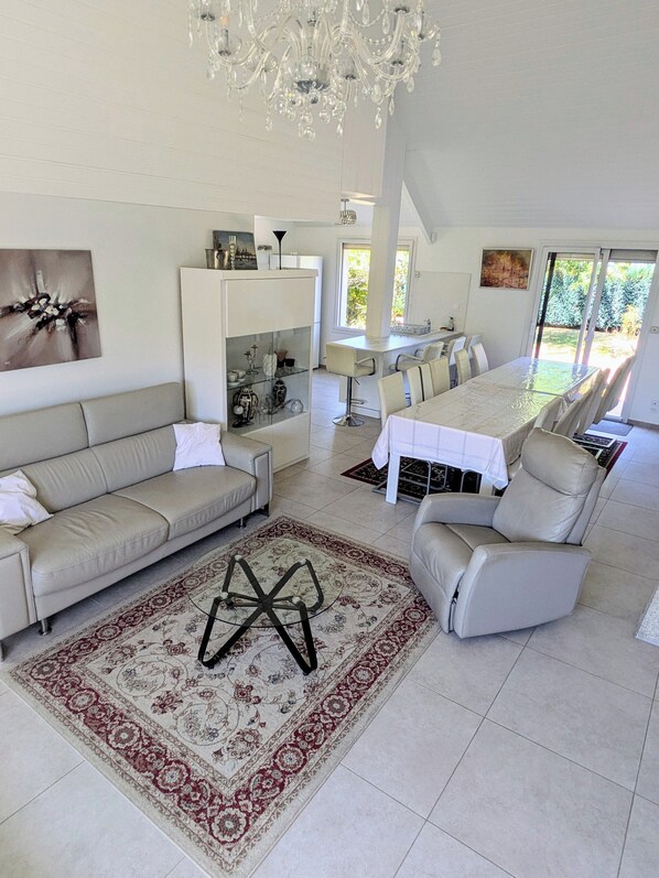 Een smart-tv, een dvd-speler en boeken