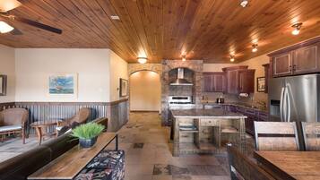 Condo, 3 Bedrooms | Ruang tamu | Pendiangan