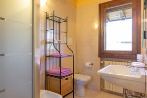 Dusche, Haartrockner, Bidet, HandtĂŒcher