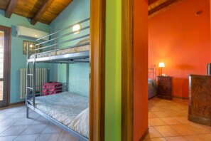 2 bedrooms, free WiFi, bed sheets - Home with garden for your family and pets (Toscolano Maderno)
