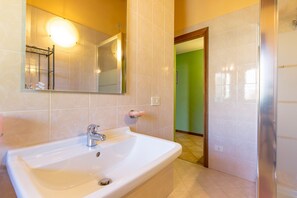 Shower, hair dryer, bidet, towels - Home with garden for your family and pets (Toscolano Maderno)