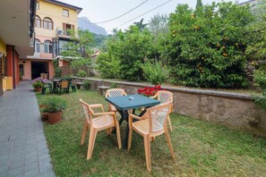 Outdoor dining - Home with garden for your family and pets (Toscolano Maderno)