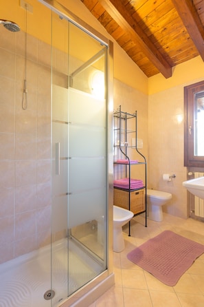 Dusche, Haartrockner, Bidet, HandtĂŒcher